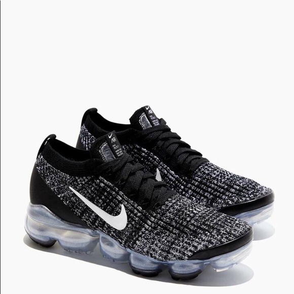 NIKE Vapormax Flyknit Black and White Sneaker - Picture 2 of 8